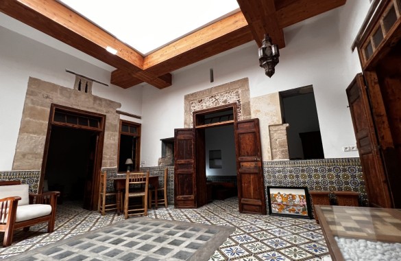 Riad d&rsquo;exception à vendre au cœur de la Médina d&rsquo;Essaouira avec galerie d&rsquo;art et vue mer