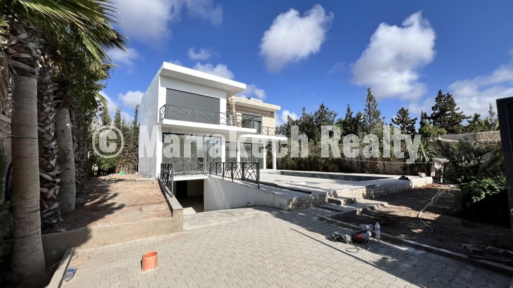 Villa contemporaine neuve à vendre à Essaouira – 3 chambres, piscine à débordement et vue forêt