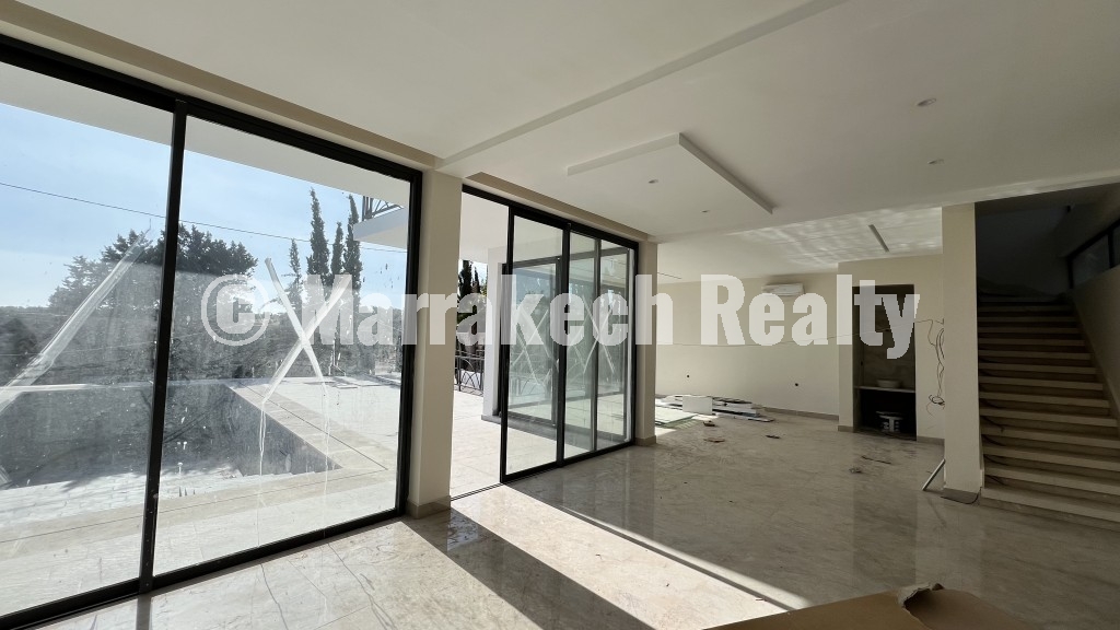 Villa contemporaine neuve à vendre à Essaouira – 3 chambres, piscine à débordement et vue forêt