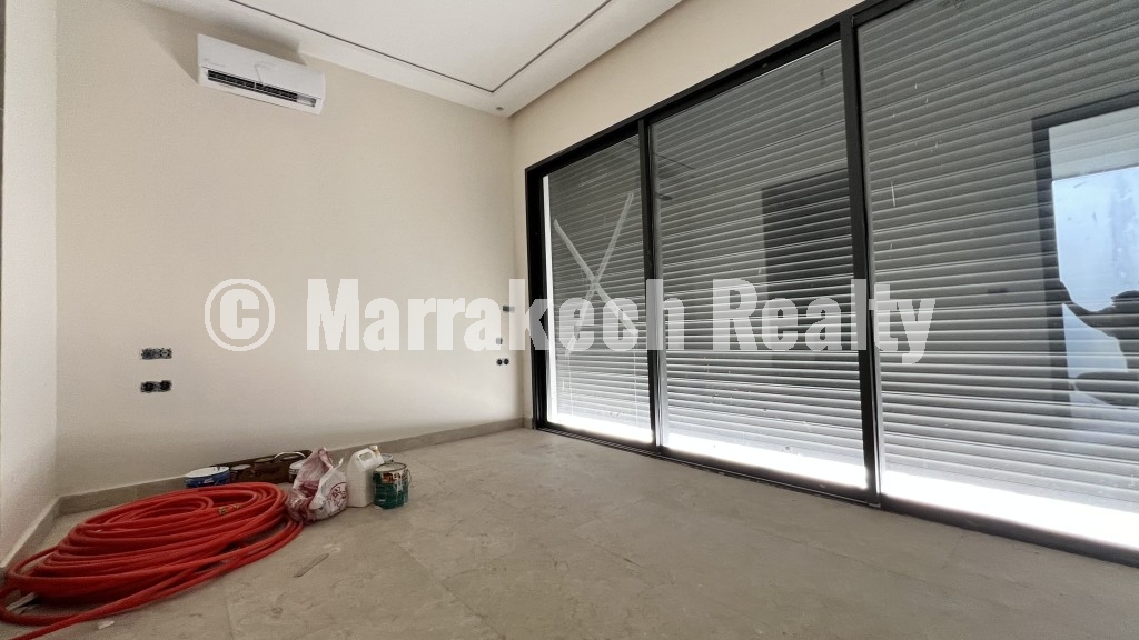 Villa contemporaine neuve à vendre à Essaouira – 3 chambres, piscine à débordement et vue forêt