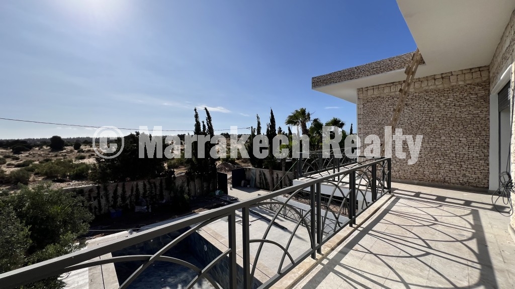 Villa contemporaine neuve à vendre à Essaouira – 3 chambres, piscine à débordement et vue forêt