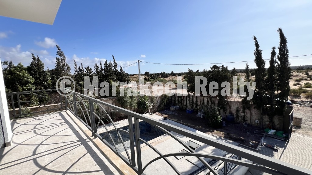 Villa contemporaine neuve à vendre à Essaouira – 3 chambres, piscine à débordement et vue forêt