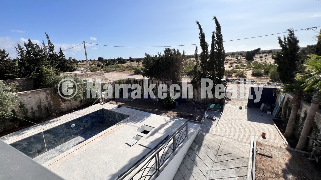 Villa contemporaine neuve à vendre à Essaouira – 3 chambres, piscine à débordement et vue forêt