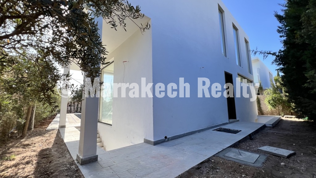 Villa contemporaine neuve à vendre à Essaouira – 3 chambres, piscine à débordement et vue forêt